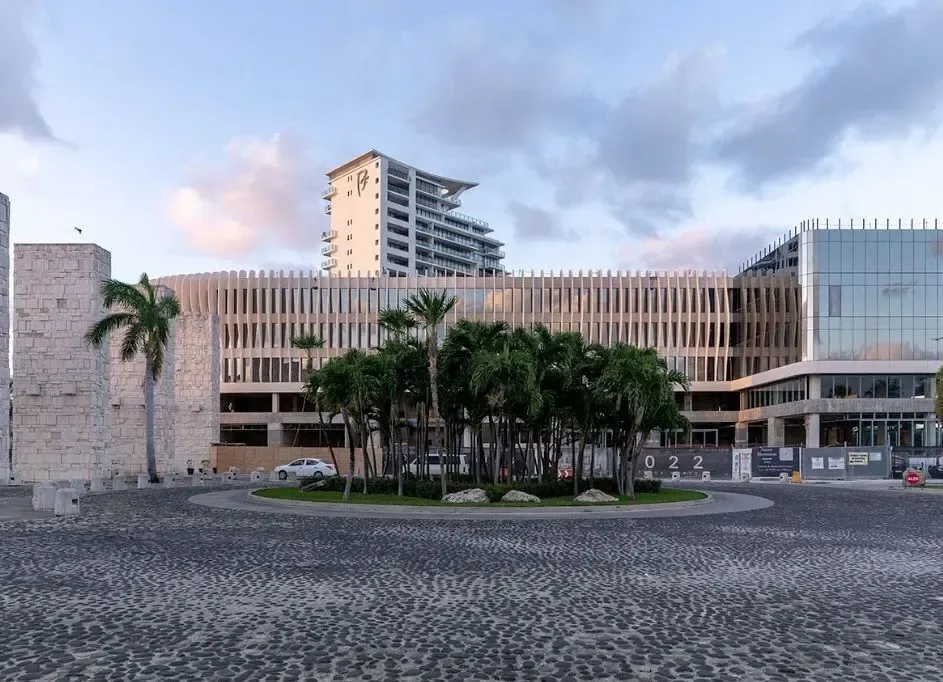 NEW OFFICE FOR SALE IN PUERTO CANCÚN - 1
